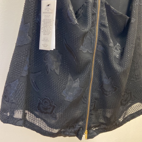 Cooper & Ella T-bone top with exposed zipper - Picture 2 of 6